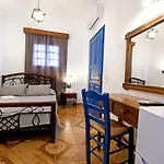 Πανδοχείο Lunar Santorini *