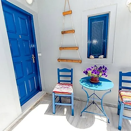 Kro Lunar Seaside Perissa (Santorini)